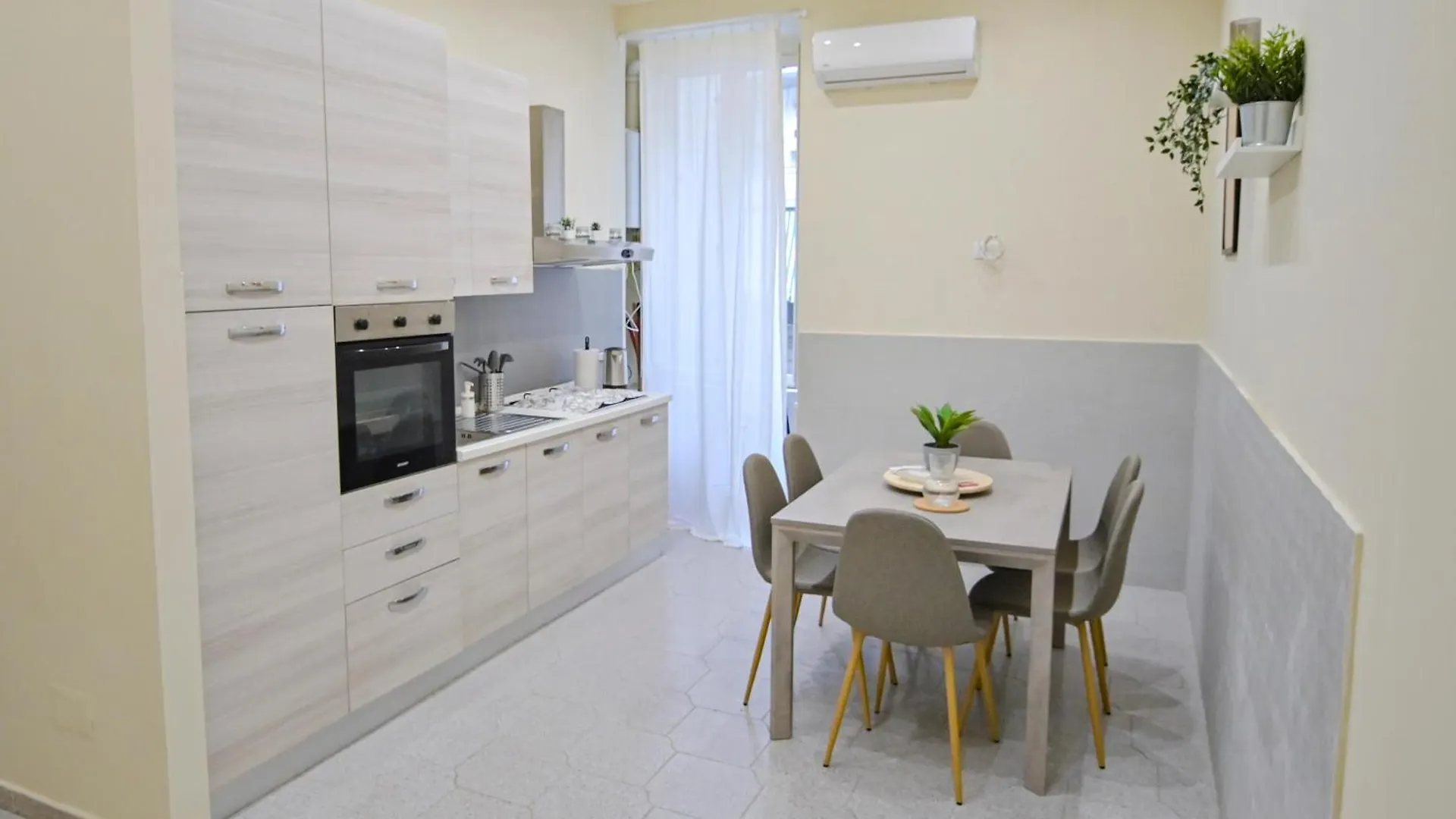 Cozy Central Residence Napoli イタリア